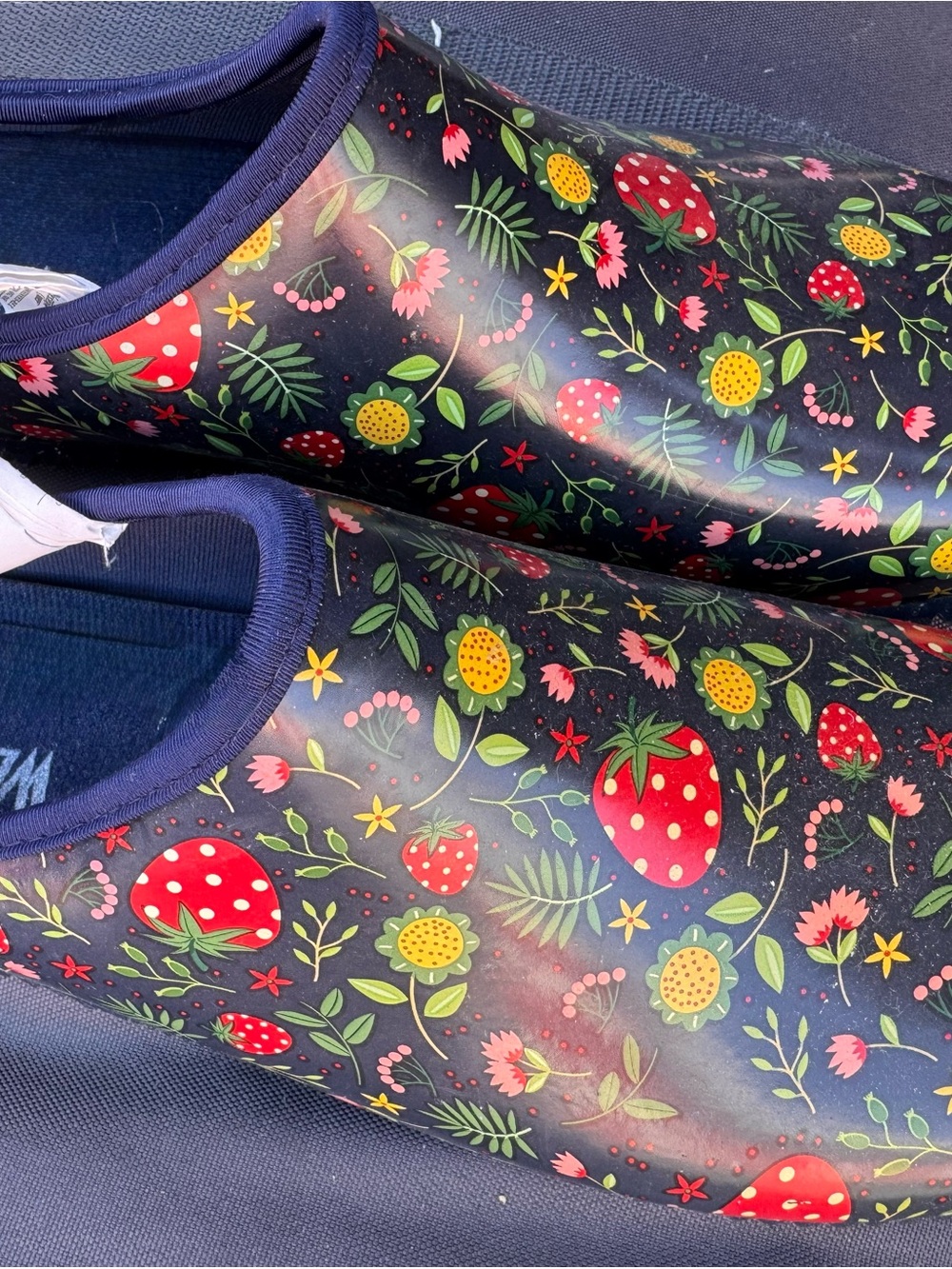 Western Chief Navy Strawberry & Floral Garden Rain Clogs size 10 - Picture 4 of 4